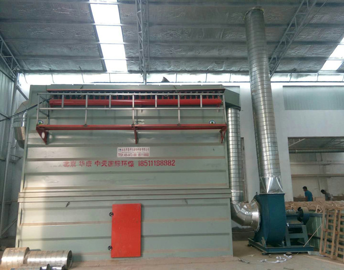 我公司為家具廠設(shè)計(jì)、制作的<strong>大型脈沖袋式除塵器</strong>